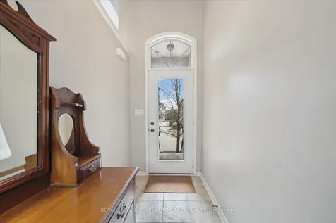 118 Chapman Court Aurora ON L4G 0E2