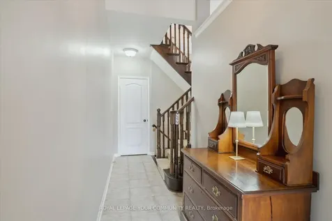 118 Chapman Court Aurora ON L4G 0E2