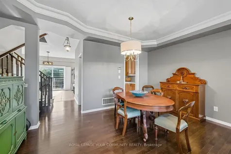 118 Chapman Court Aurora ON L4G 0E2