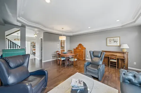 118 Chapman Court Aurora ON L4G 0E2