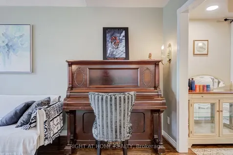 128 Carlyle Crescent Aurora ON L4G 6P7