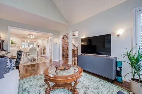 128 Carlyle Crescent Aurora ON L4G 6P7