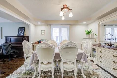 128 Carlyle Crescent Aurora ON L4G 6P7