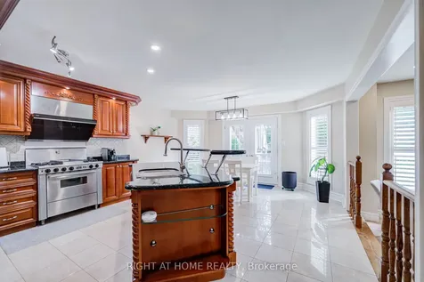 128 Carlyle Crescent Aurora ON L4G 6P7