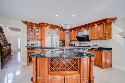 128 Carlyle Crescent Aurora ON L4G 6P7