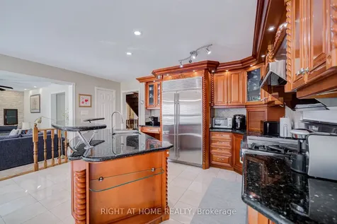 128 Carlyle Crescent Aurora ON L4G 6P7