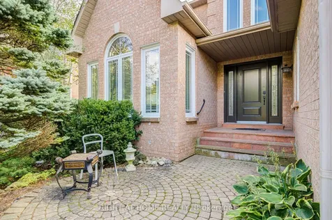 128 Carlyle Crescent Aurora ON L4G 6P7