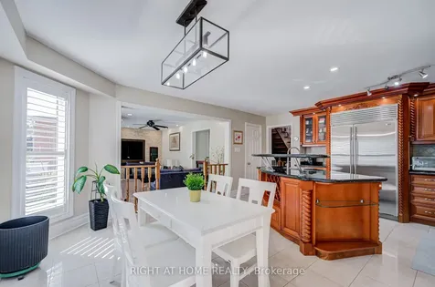 128 Carlyle Crescent Aurora ON L4G 6P7