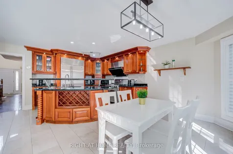 128 Carlyle Crescent Aurora ON L4G 6P7