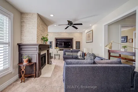 128 Carlyle Crescent Aurora ON L4G 6P7