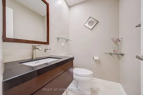 128 Carlyle Crescent Aurora ON L4G 6P7