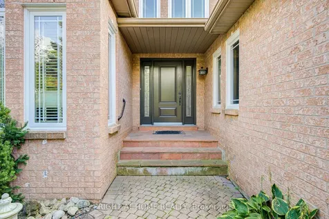 128 Carlyle Crescent Aurora ON L4G 6P7