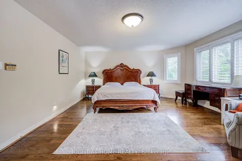 128 Carlyle Crescent Aurora ON L4G 6P7