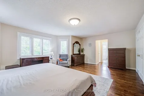 128 Carlyle Crescent Aurora ON L4G 6P7