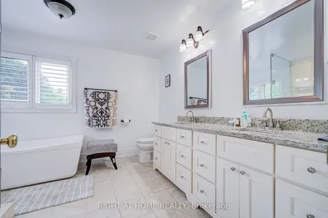 128 Carlyle Crescent Aurora ON L4G 6P7