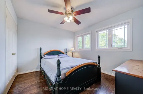 128 Carlyle Crescent Aurora ON L4G 6P7