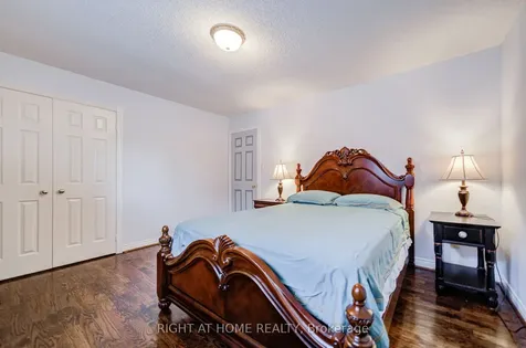 128 Carlyle Crescent Aurora ON L4G 6P7