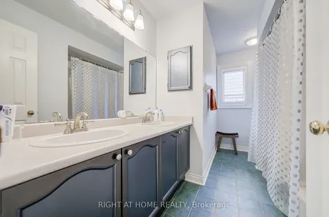 128 Carlyle Crescent Aurora ON L4G 6P7