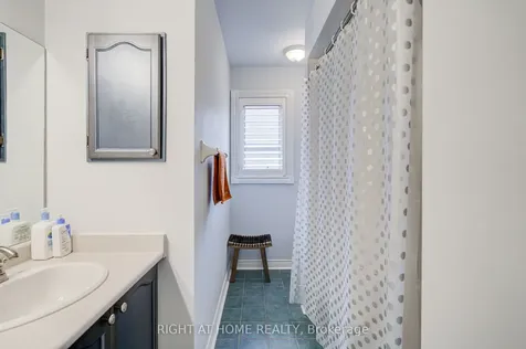 128 Carlyle Crescent Aurora ON L4G 6P7