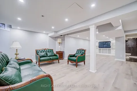 128 Carlyle Crescent Aurora ON L4G 6P7