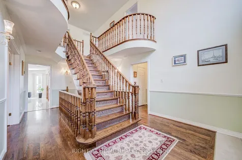 128 Carlyle Crescent Aurora ON L4G 6P7