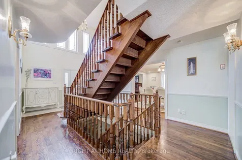 128 Carlyle Crescent Aurora ON L4G 6P7