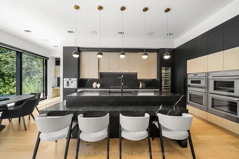 32 Laureleaf Road Markham ON L3T 2X5