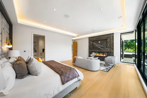 32 Laureleaf Road Markham ON L3T 2X5