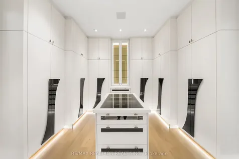 32 Laureleaf Road Markham ON L3T 2X5