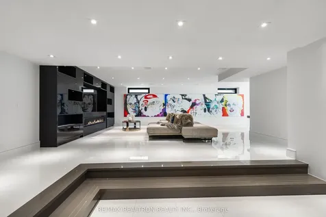 32 Laureleaf Road Markham ON L3T 2X5