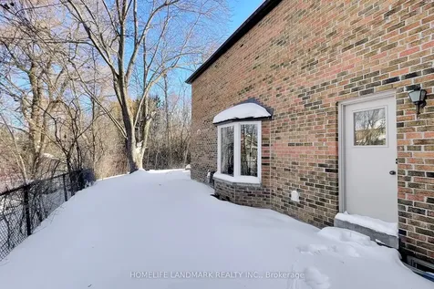 16 Willis Drive Aurora ON L4G 5N8