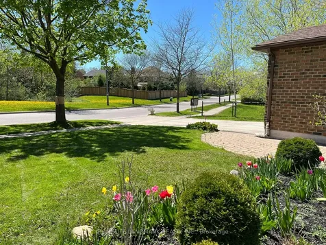 16 Willis Drive Aurora ON L4G 5N8