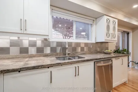 370 Riddell Court Newmarket ON L3Y 8M8