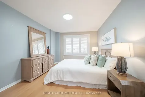 370 Riddell Court Newmarket ON L3Y 8M8