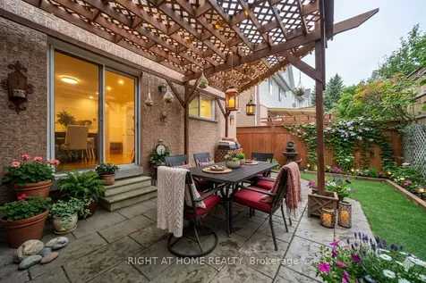 370 Riddell Court Newmarket ON L3Y 8M8