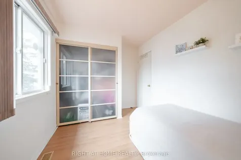 370 Riddell Court Newmarket ON L3Y 8M8