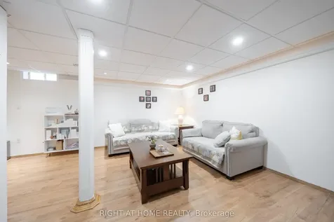 370 Riddell Court Newmarket ON L3Y 8M8