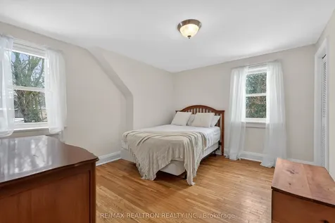 35 John Street Markham ON L3T 1Y1