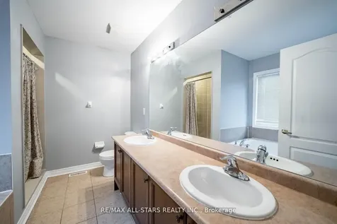 138 Yakefarm Boulevard Whitchurch-stouffville ON L4A 0R8