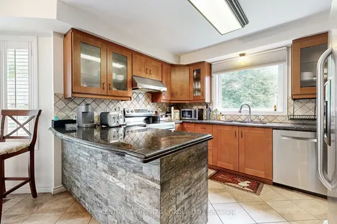 98 Charing Crescent Aurora ON L4G 6P5