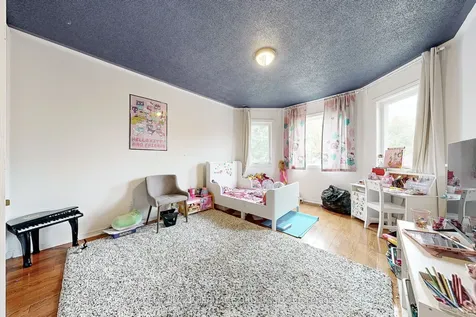 98 Charing Crescent Aurora ON L4G 6P5