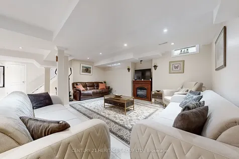 98 Charing Crescent Aurora ON L4G 6P5