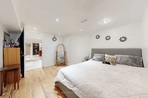 98 Charing Crescent Aurora ON L4G 6P5