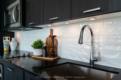 120 Eagle Rock Way Vaughan ON L6A 5C2