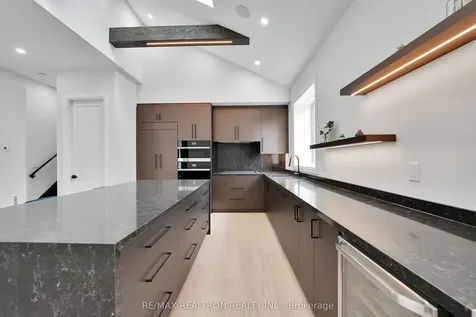 105 Murray Drive Aurora ON L4G 2C4