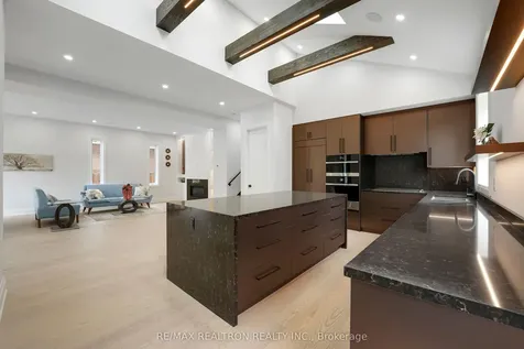 105 Murray Drive Aurora ON L4G 2C4
