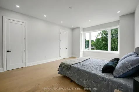 105 Murray Drive Aurora ON L4G 2C4
