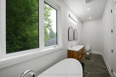 105 Murray Drive Aurora ON L4G 2C4