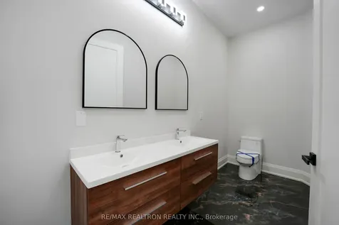 105 Murray Drive Aurora ON L4G 2C4