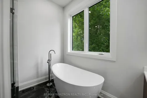105 Murray Drive Aurora ON L4G 2C4